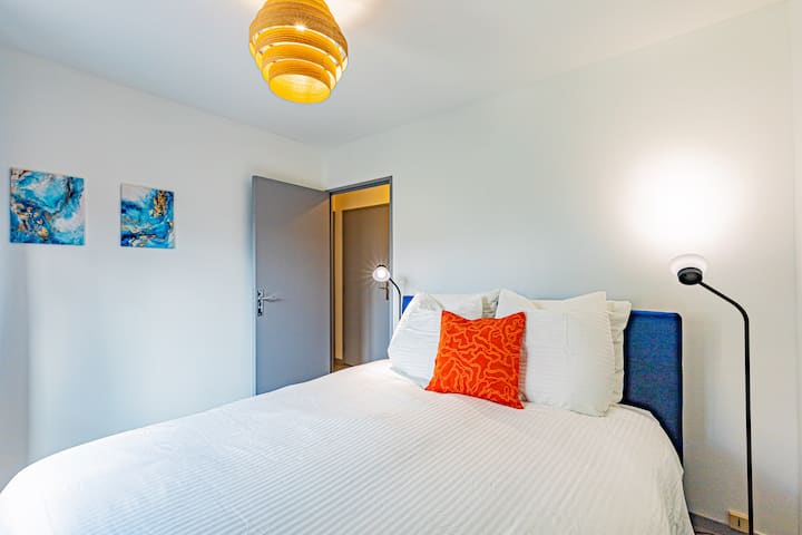 ห้องสีฟ้าสวยงามพร้อมเตียงควีนไซส์กว้างขวางขนาด 160x200 และฟูกนอนขนาด 29 ซม. สำหรับการพักผ่อนและค่ำคืนที่ลึกซึ้งของคุณ ความเงียบสงบของที่พักจะมาพร้อมกับความฝันอันละเอียดอ่อนของคุณ