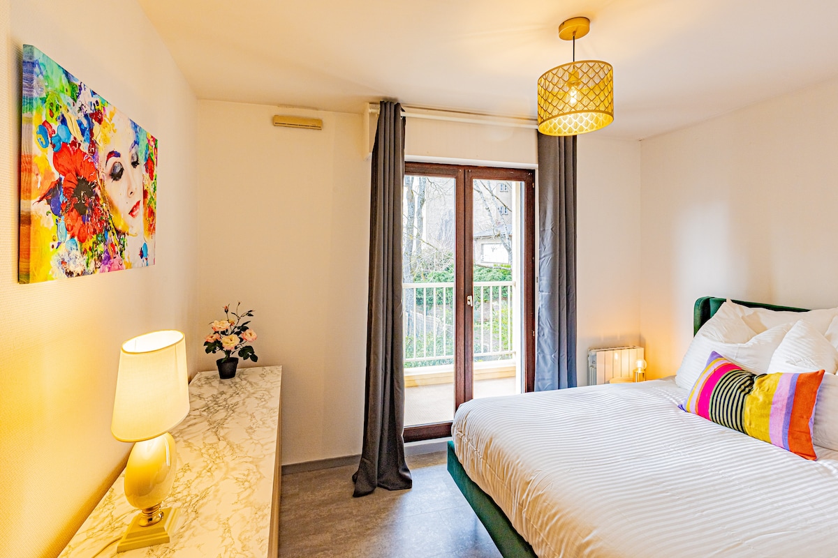 Boja ove slike koja nadzire vaše snove. Komoda može primiti vaše rublje s ovih 6 ladica. 
Krevet je iznimno ugodan i vrlo gust s ovim madracem od 28 cm! 
Žaluzine su dostupne u svakoj prostoriji.