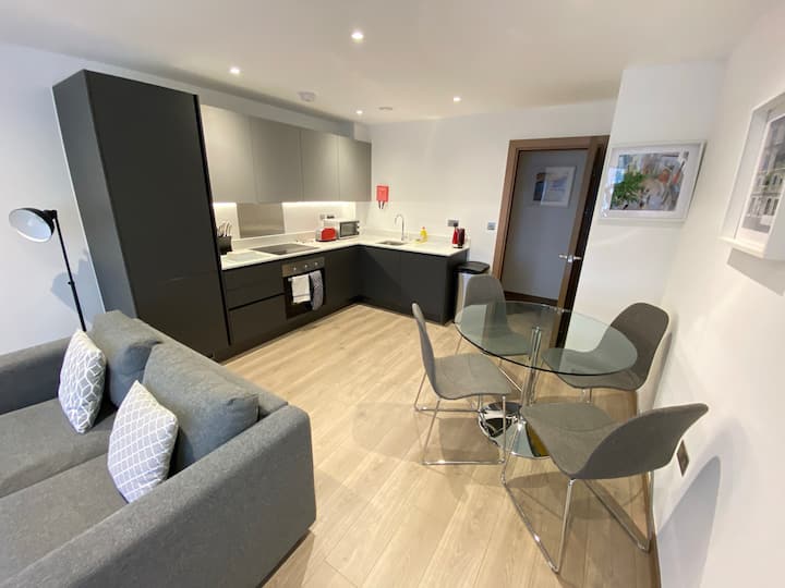 Wonderful 3 Bedroom Apartment In Thames Ditton - Epsom