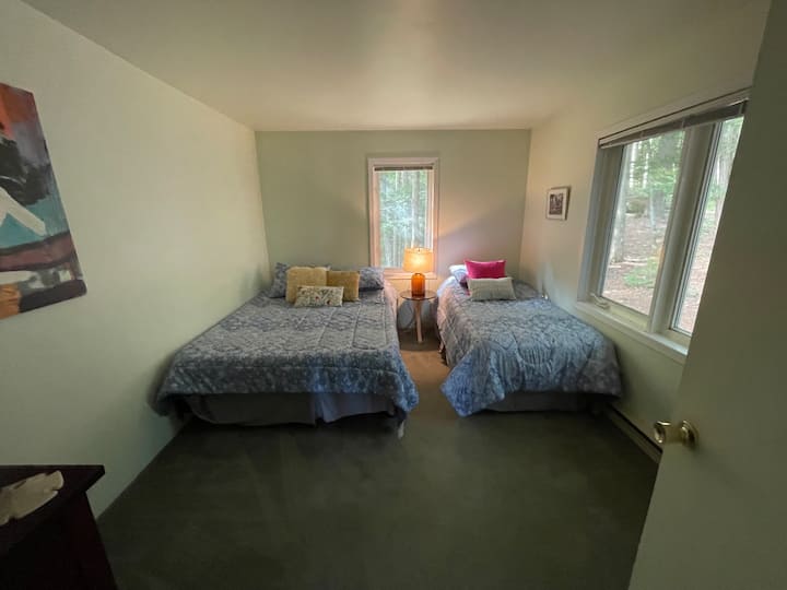 Chumba cha kulala cha pili - Kitanda cha ukubwa wa malkia na kitanda cha watu wawili/cha mtu mmoja. 