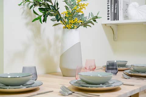 CBD 3br apt for 8 guests near Train & Shopping