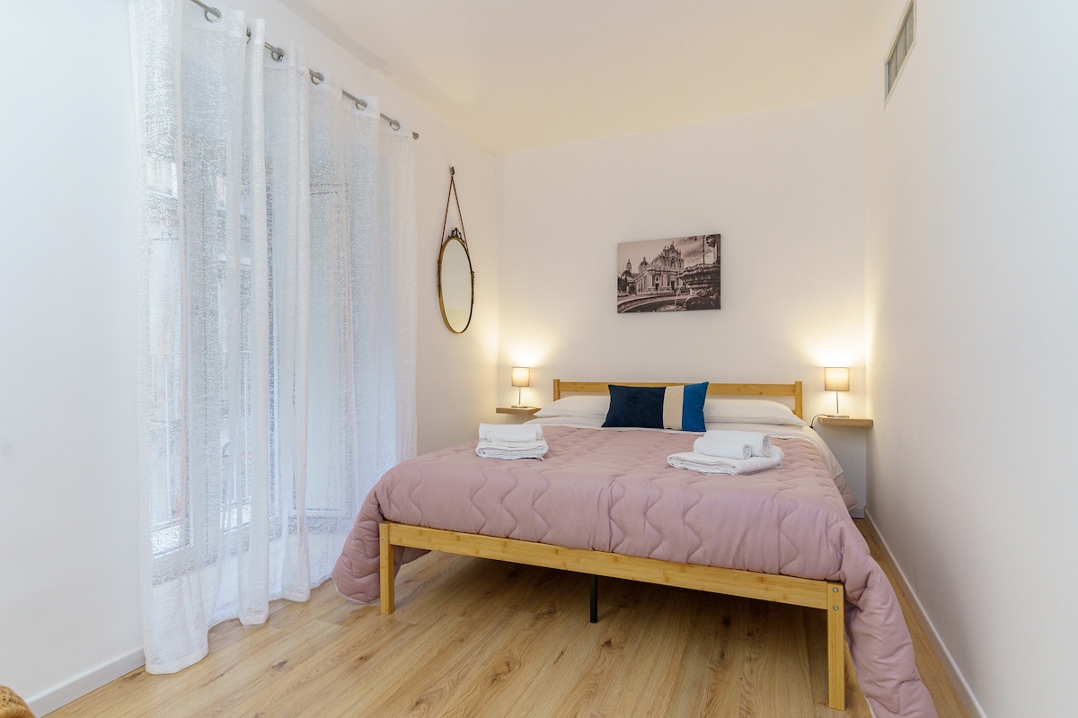 Втора спалня с двойно легло, климатизирана и оборудвана с гардероби