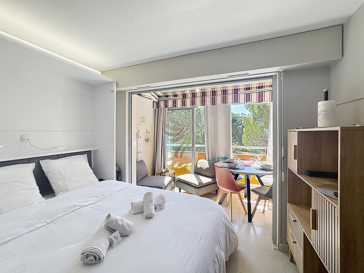 La terraza ofrece una zona de comedor luminosa con vistas. Perfecto para cenar al aire libre o charlar alrededor de un café, esta habitación multifuncional agrega un ambiente agradable a su estancia.