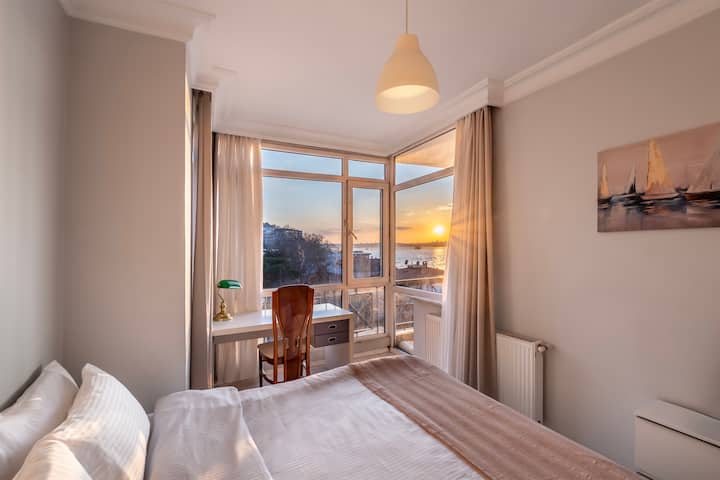 Druhá spálňa s manželskou posteľou a výhľadom na more