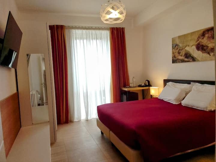 DHOMË DOPJO # 2 ME BALLKON dhe BANJË PRIVATE

DHOMË 18 m²
BANJË 5 M2
BALLKON 2,70 m2
