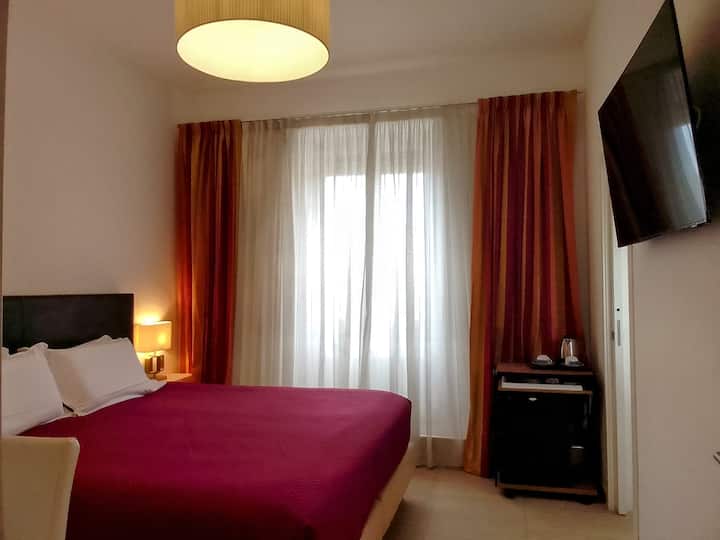 DHOMË DOPJO NR. 1 
ME BANJË PRIVATE

DHOMË 14 m²
BANJË 4.20 metra katrorë