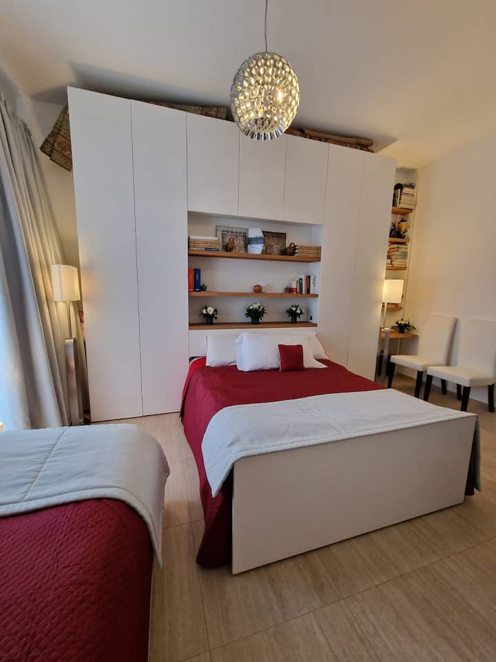 DHOMA NR.3 
Dhomë treshe me ballkon dhe banjë të jashtme private të arritshme nga korridori

DHOMË 21 m²
BANJË 4.20 M2
BALLKON 4 m2

1 krevat shtesë mund të shtohet me një tarifë shtesë