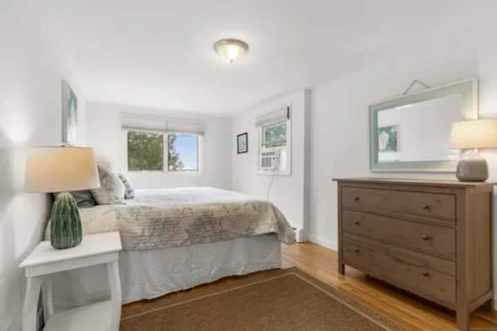 ¡Amplio dormitorio principal con vistas al mar! Cama tamaño king  con colchón de espuma viscoelástica.