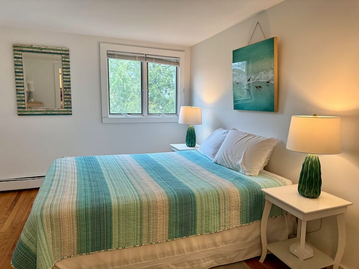 Hermoso dormitorio con cama tamaño queen.