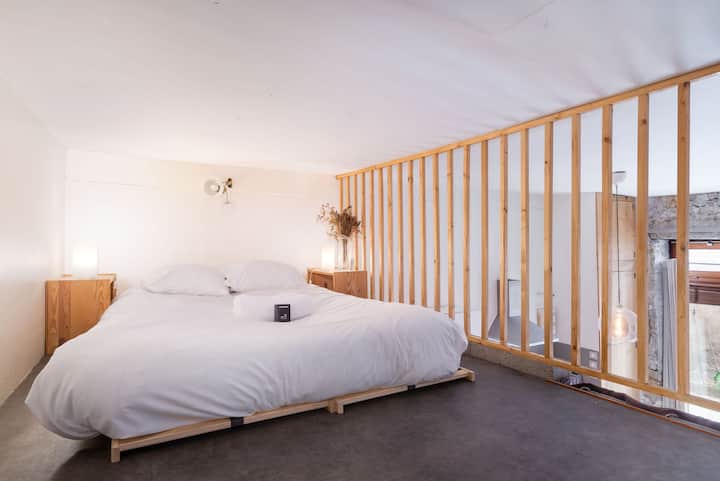 Спална зона на мецанина, отворена към всекидневната;
помещението е доста ниско и не ви позволява да стоите изправени!