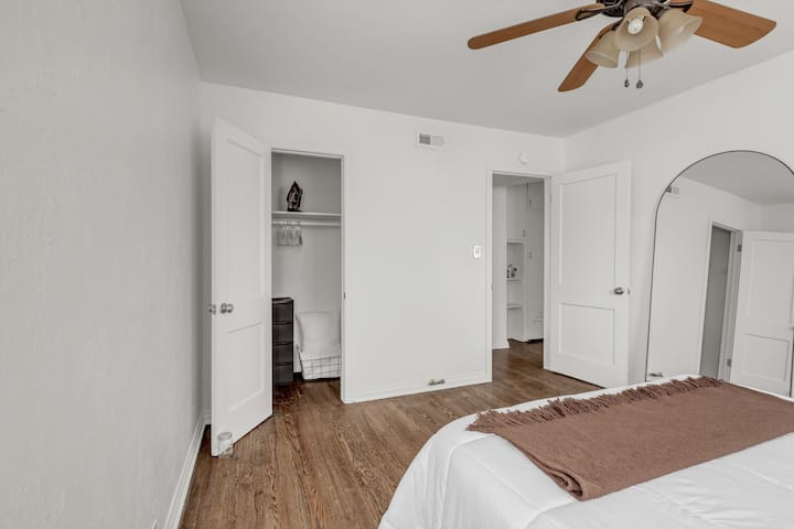 El dormitorio 1 ofrece un espejo de cuerpo entero y un armario bien organizado con una cómoda, perchas y ropa de cama adicional para que te sientas como en casa