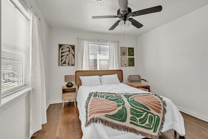 Tu vista del dormitorio 2: acogedor y atractivo.