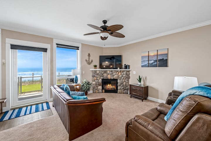 Surf's Up - Oceanfront Condo, Private Hot Tub - Lincoln City, OR