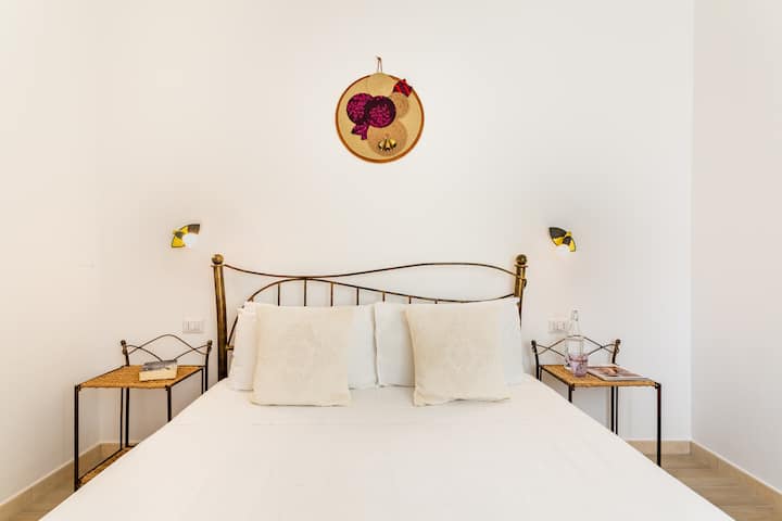 Glavna spavaća soba opremljena je garderoberom, mrežom s insektima na prozoru, zavjesama i roletnama. Vrlo je uskladiv s madracem od memorijske pjene.