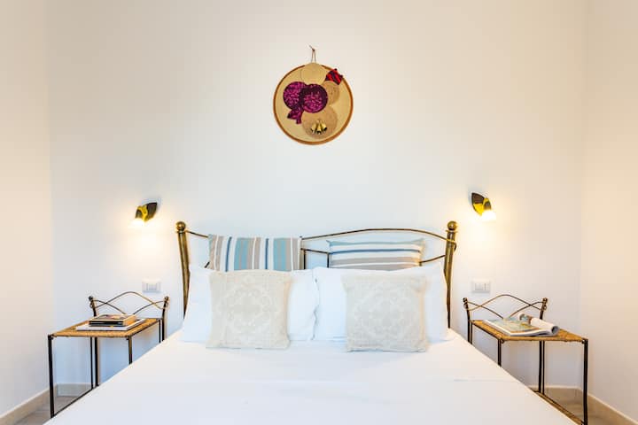 Druga glavna spavaća soba opremljena je garderoberom, mrežom s insektima na prozoru, zavjesama i roletnama. Vrlo je uskladiv s madracem od memorijske pjene.