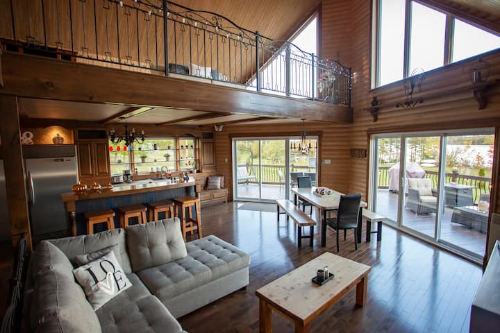 Всекидневна с отворен план, кухня, мецанин.