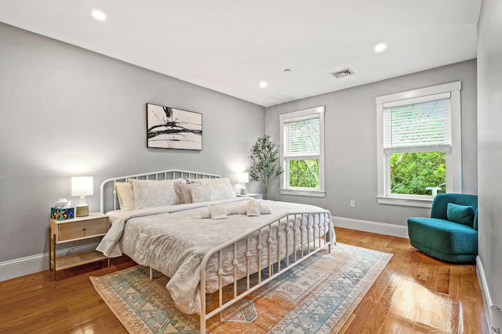 Modern home-like 3BR2BA Retreat/Minutes to T