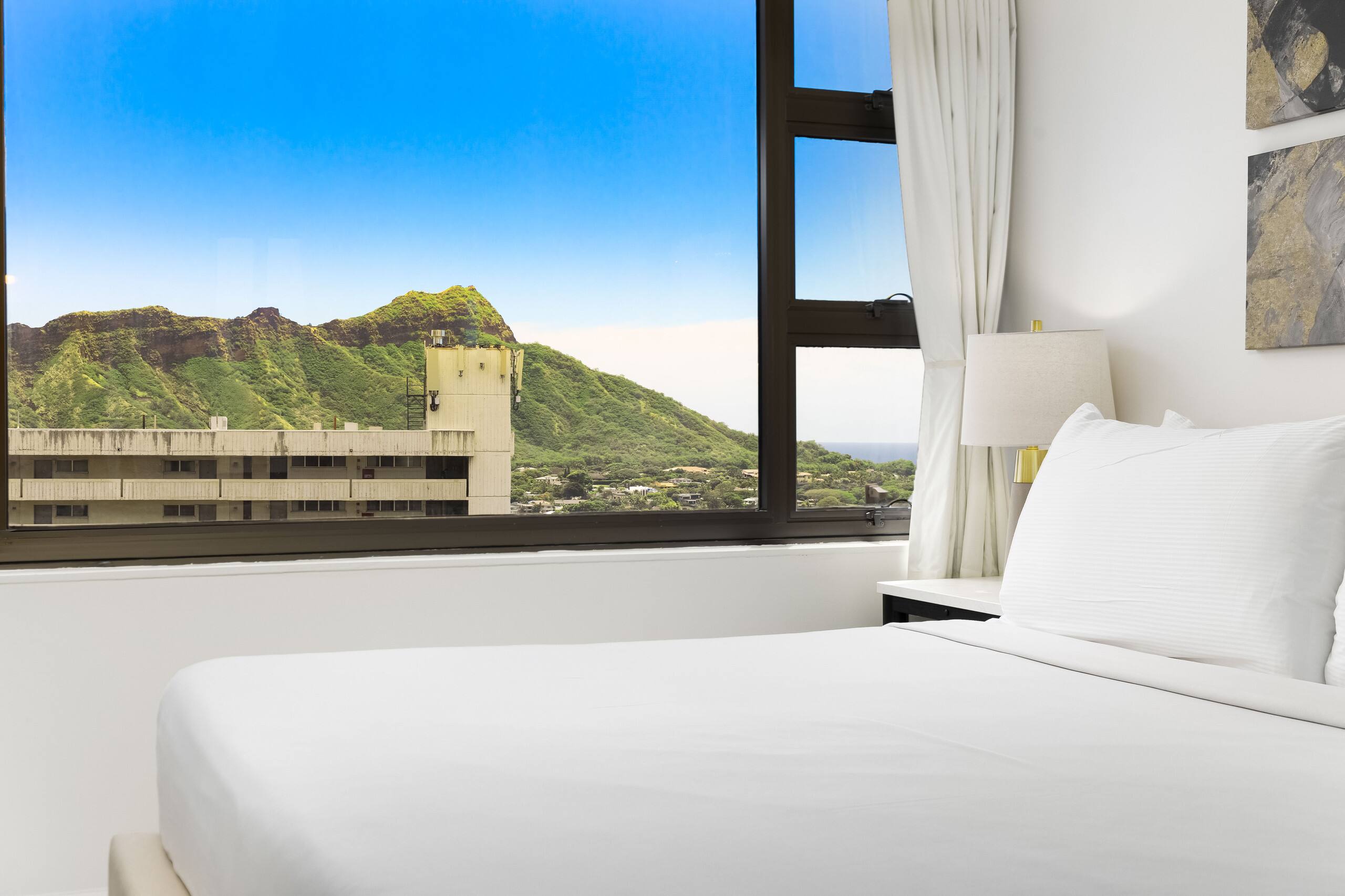 High-floor retreat w/ sweeping ocean & city views - Image 33