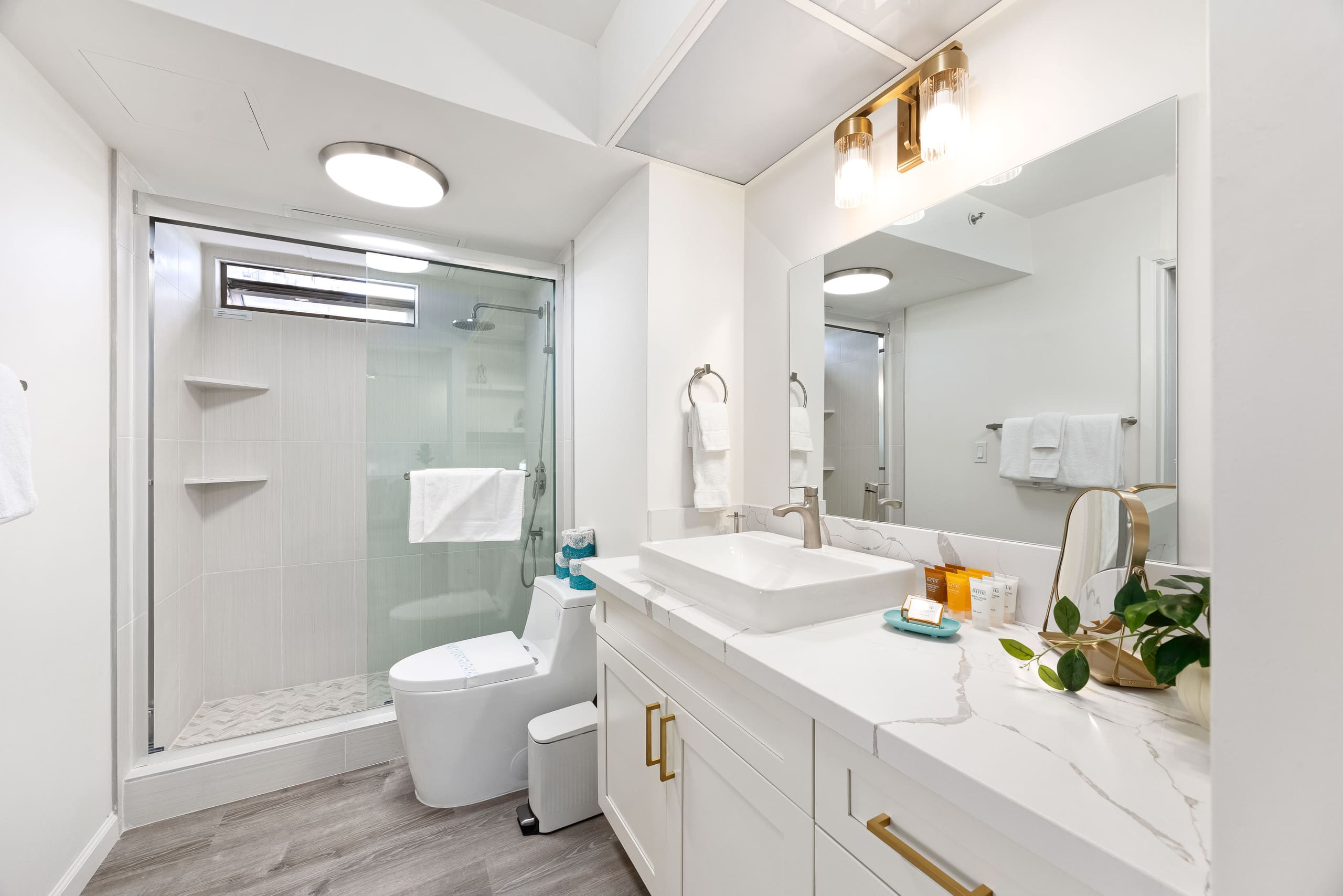 High-floor retreat w/ sweeping ocean & city views - Image 43
