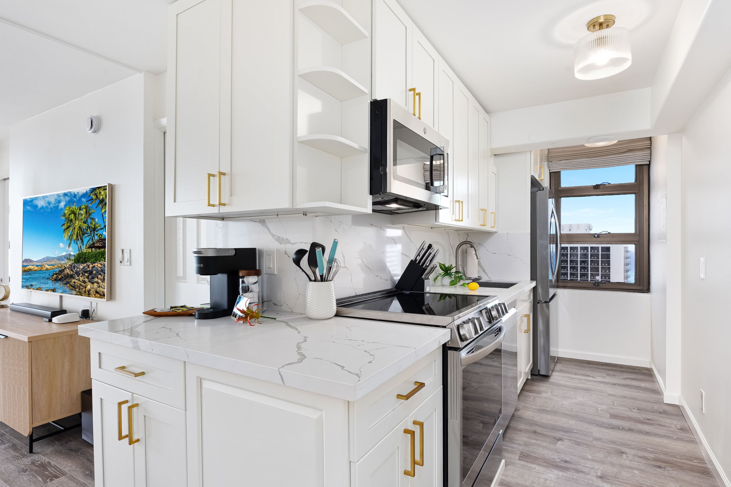 High-floor retreat w/ sweeping ocean & city views - Image 16