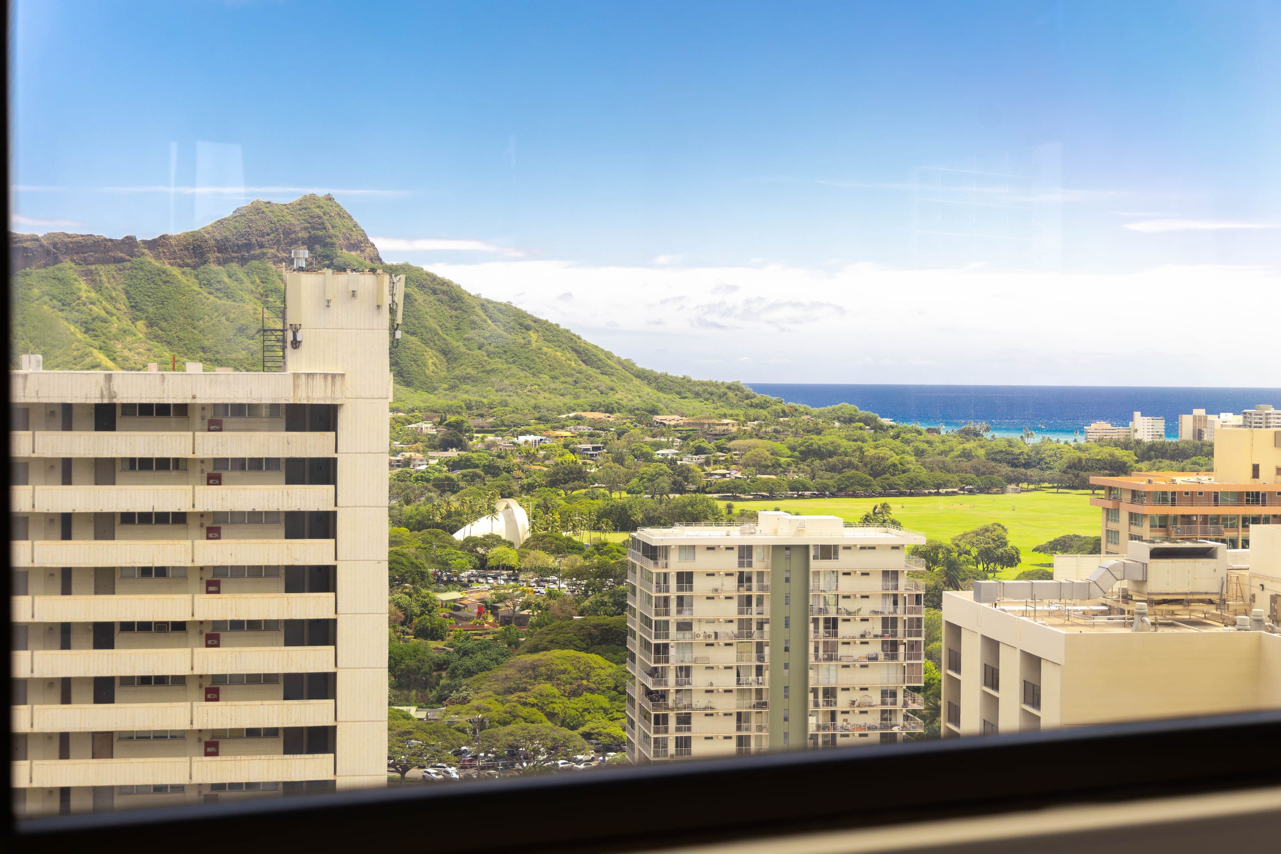 High-floor retreat w/ sweeping ocean & city views - Image 40