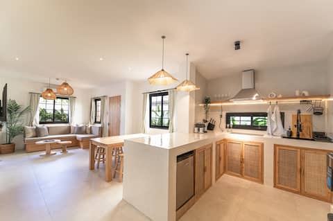 Central 4BR House: Private patio, Starlink, A/Cs