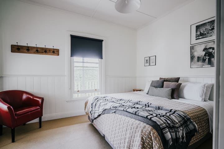Dormitorio 4: cama tamaño king o dos individuales divididas también tienen un baño privado.  