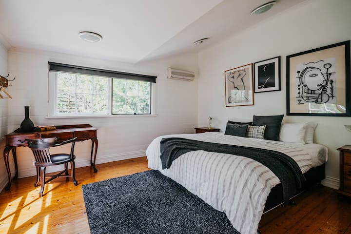 Dormitorio 6: cama tamaño king o dos camas individuales divididas. 
