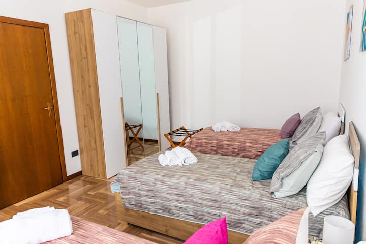 camera con tre letti singoli, armadio tre ante e balcone
habitación con tres camas individuales, armario de tres puertas y balcón