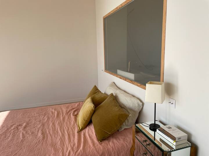 Posteľ v hlavnej spálni (na prenájom bude pridaná pružina, pre naše dieťa spíme na podlahe)