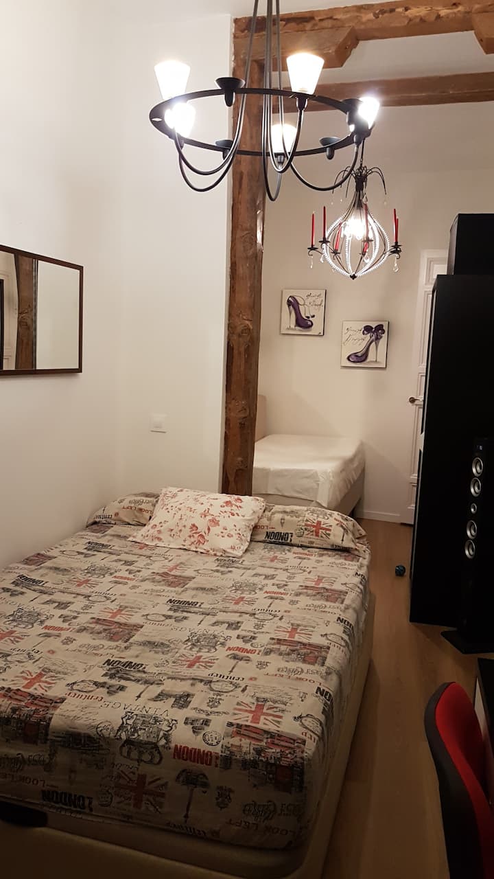 Krevat dopio për një ose dy persona dhe krevat shtesë (20 € shtesë)