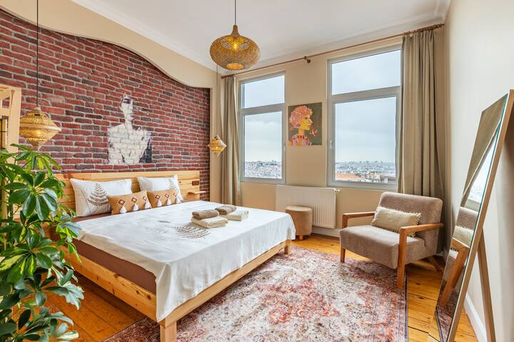 Urban Paradise: 4BR, 2BA, LR, Picturesque Views gallery image 5