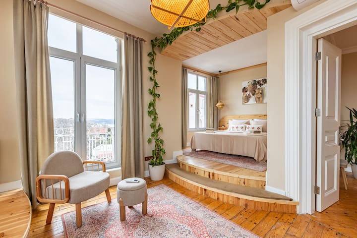 Urban Paradise: 4BR, 2BA, LR, Picturesque Views