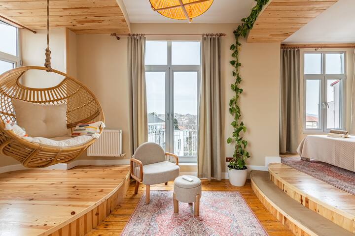 Urban Paradise: 4BR, 2BA, LR, Picturesque Views gallery image 3