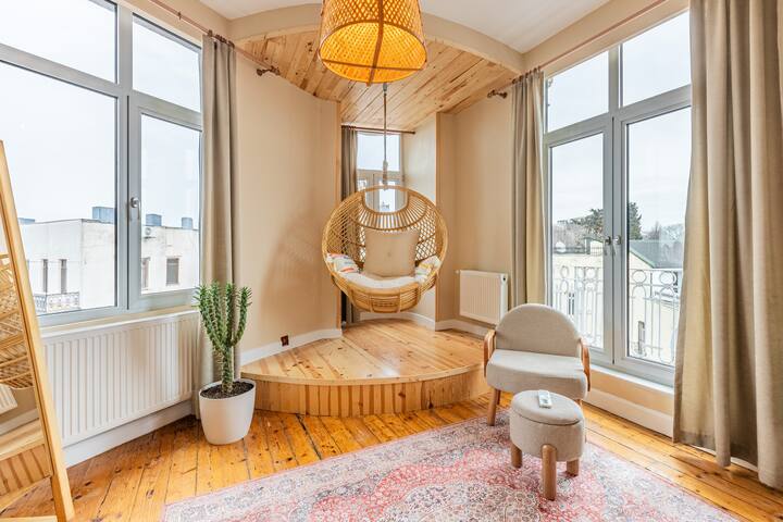 Urban Paradise: 4BR, 2BA, LR, Picturesque Views gallery image 2