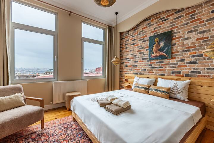 Urban Paradise: 4BR, 2BA, LR, Picturesque Views gallery image 4