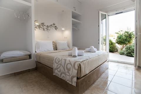 E&E small villa Santorini Kamari