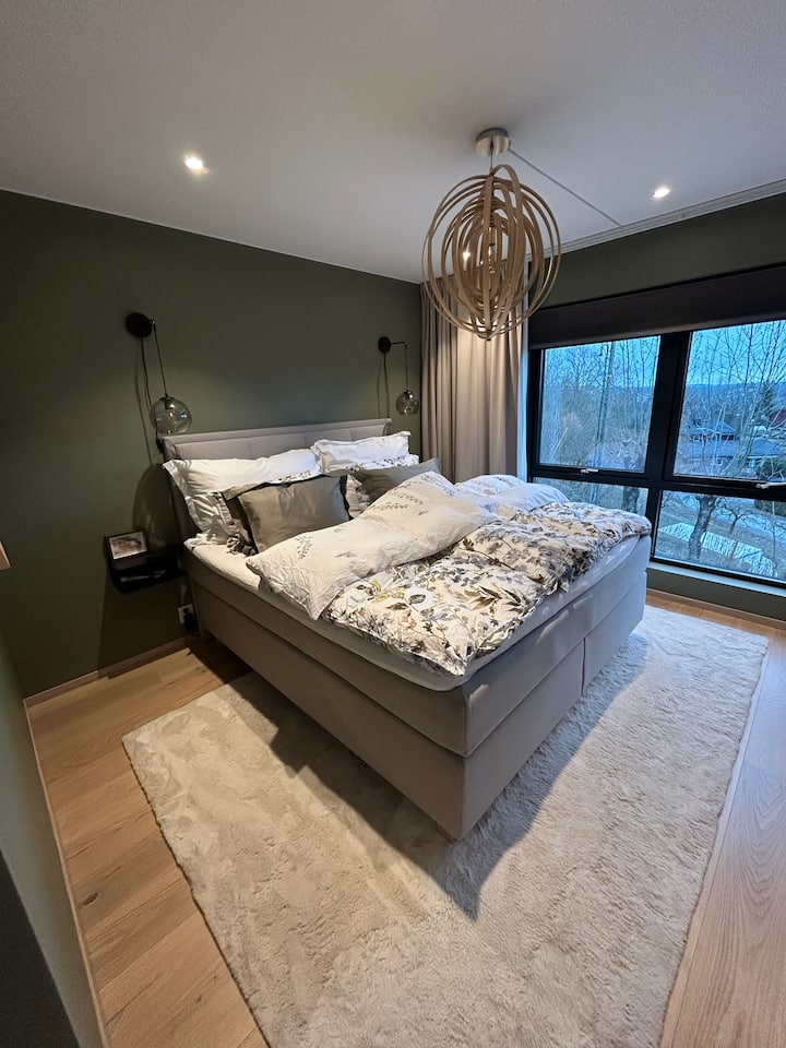 Manželská posteľ, 180 x 200 cm 
Vlastný vchod do kúpeľne