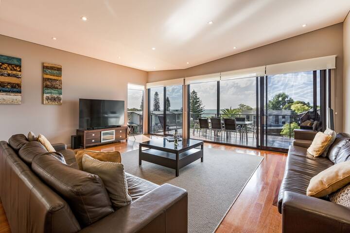 Regency Beach Family House gallery image 2