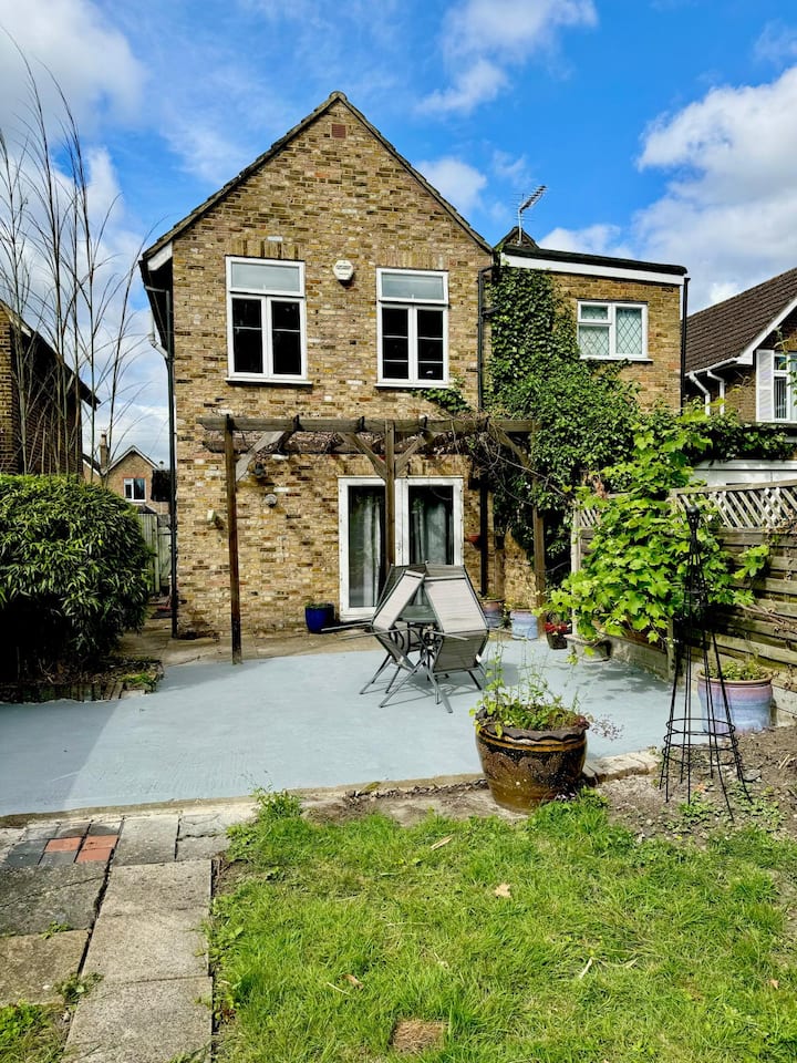 Home In Egham Near Heathrow Houses For Rent In Surrey England home-in-egham-near-heathrow-houses-for-rent-in-surrey-england