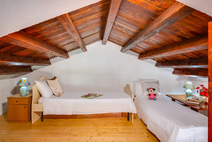 Climatisation (DEPUIS LA CUISINE) ❄️

Grenier confortable en option avec deux lits simples, parfait pour les enfants ou les invités supplémentaires. Espace intime et réservé, idéal pour assurer détente et intimité.