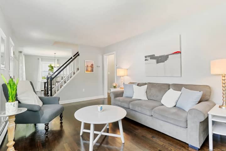 Cape Cod House On Quiet Street - Fairfield, CT