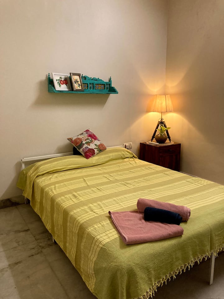 Segundo dormitorio con aire acondicionado con una cama doble, puede alojar a un adulto o dos niños. Las habitaciones cuentan con baño privado y lavabo.