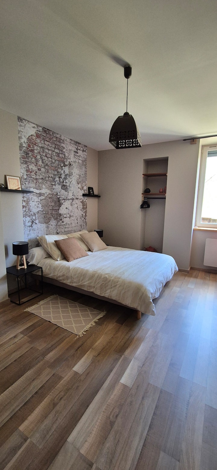 Spavaća soba 2: bračni krevet (140 x 200) + kauč na razvlačenje 