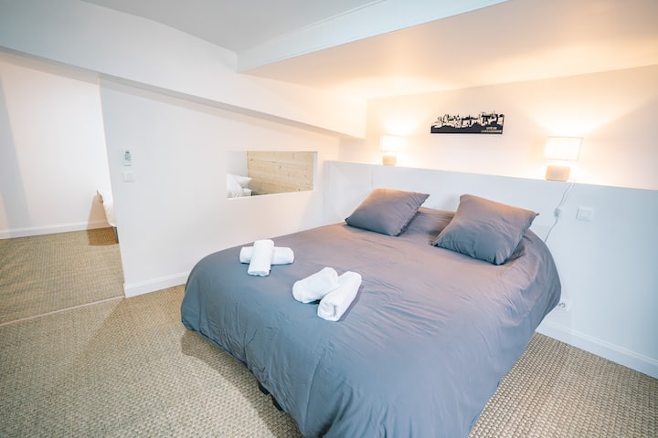 سرير مزدوج، منشفة ، مصباح بجانب السرير