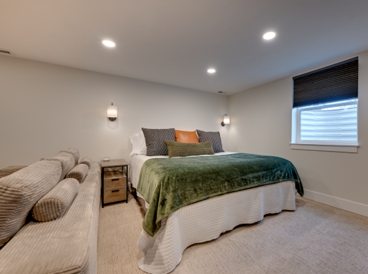 Spavaća soba u podrumu: bračni krevet (180x200), dva noćna ormarića s stanicama za punjenje, dva svjetla na daljinsko upravljanje i zvučni uređaj
