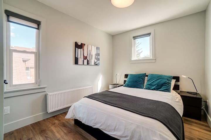 Дупли кревет и дополнителен кревет (единечен кревет кој се извлекува од под брачниот кревет).