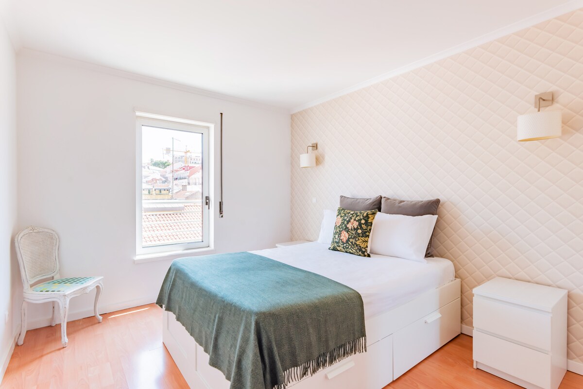 ห้องนอนพร้อมเตียงคู่และเครื่องปรับอากาศ