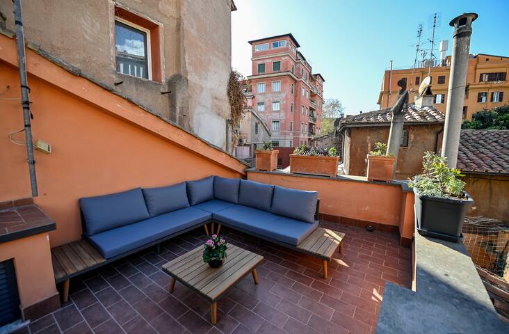 Quiet terrace and garden in Trastevere heart gallery image 2