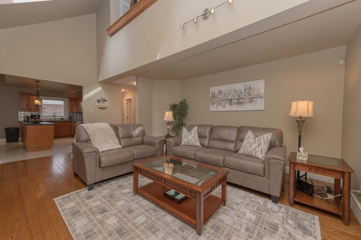 The Grape Serenity-w/hot Tub, Ev Charger & Wet Bar - Niagara-on-the-Lake